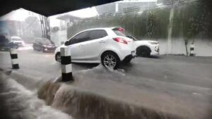 Mobil terjebak banjir di sudimoro malang, evakuasi dilakukan