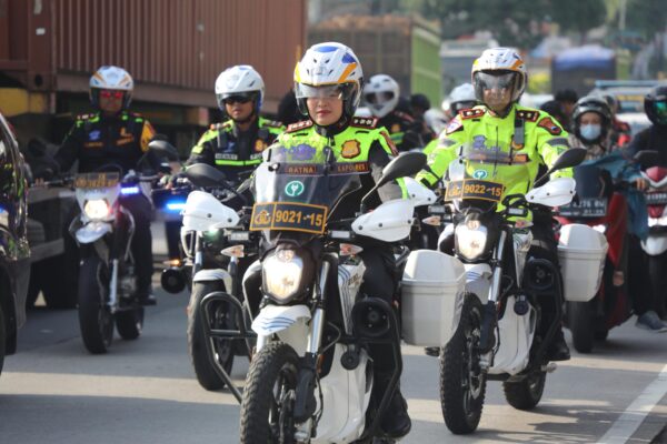 Naik motor, akbp ratna pantau langsung kondisi jalan di kabupaten