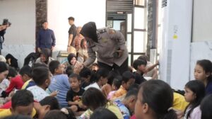 Peduli korban banjir, polri beri trauma healing ke anak anak di