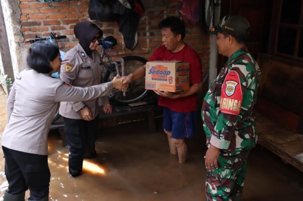 Peduli korban banjir, polwan salurkan bantuan snack dan sembako di