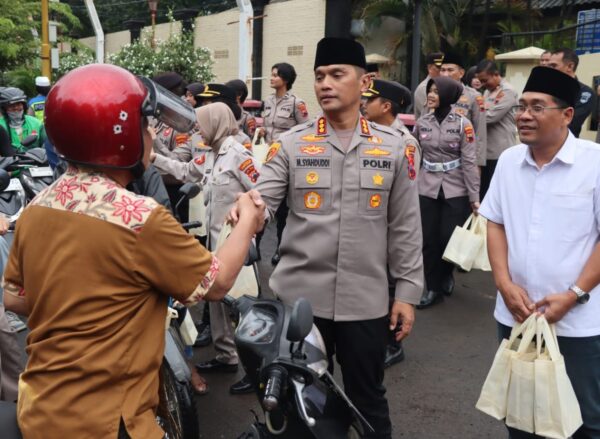 Peduli sesama, kapolrestabes semarang bagikan 400 takjil kepada warga