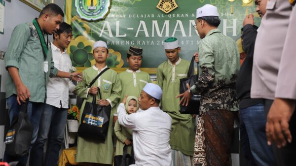 Peduli sesama, polresta malang kota dan mahasiswa santuni anak yatim