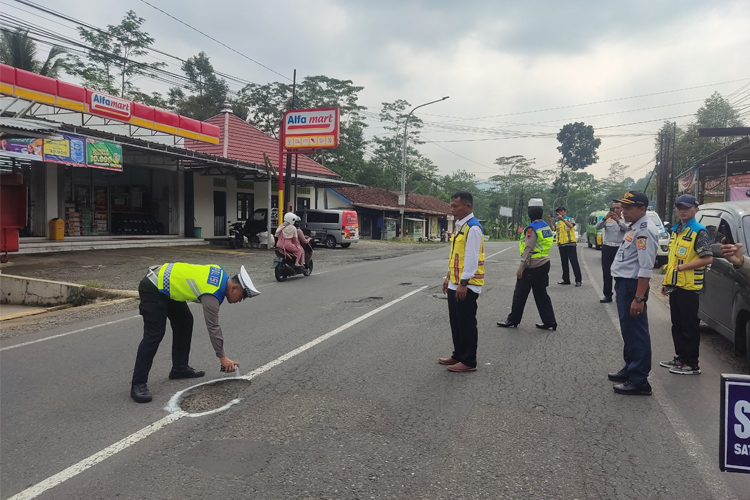 Persiapan lebaran, satlantas dan dishub banjarnegara pantau kondisi jalan pemudik