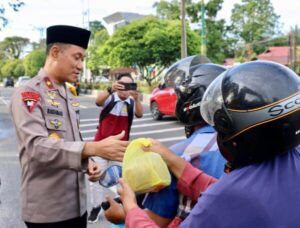 Polda kalteng dan media berbagi takjil serta buka puasa bersama