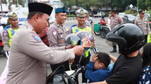 Polisi blora bagikan helm dan paket buka puasa untuk warga