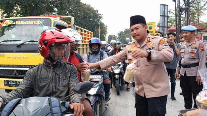 Polres grobogan bersama wartawan berbagi takjil, 200 kolak dan roti