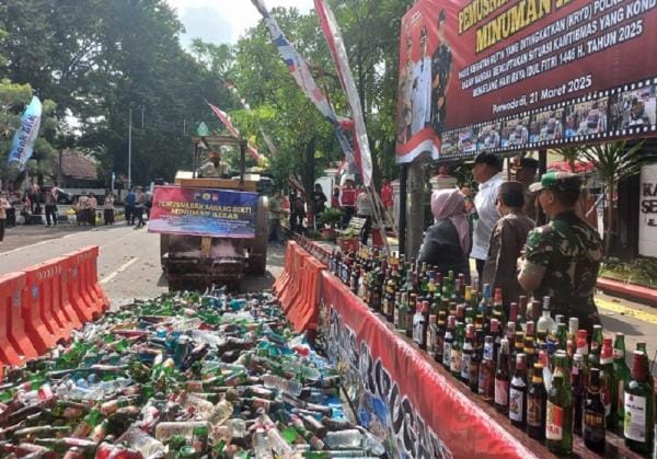 Polres grobogan musnahkan ribuan botol berisi miras hasil operasi pekat