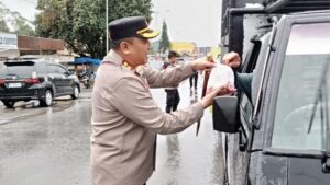 Polres humbahas berbagi takjil, wujud kepedulian di bulan suci