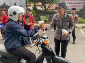 Polres jembrana bersama imm bagikan takjil gratis untuk masyarakat