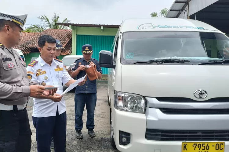 Polres jepara dan dishub periksa kelaikan kendaraan lewat ramp check