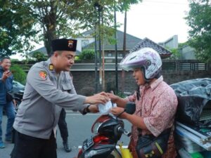 Polres klaten gandeng media, bagikan takjil sekaligus kenalkan layanan publik