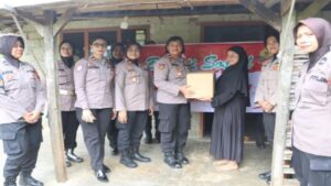 Polres sragen peduli, bantu remaja yatim piatu yang hidup sendiri