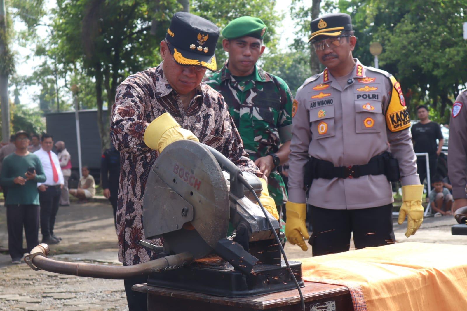 Polresta banyumas musnahkan 1501 botol miras dan 743 kenalpot brong