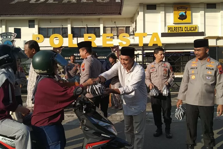 Polresta cilacap dan pwi santuni warga dengan takjil gratis