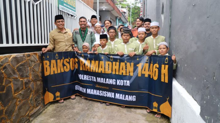 Polresta malang kota bersama mahasiswa berbagi kebahagiaan untuk anak yatim