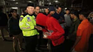 Polresta malang kota bersama mahasiswa santuni warga dalam sahur on