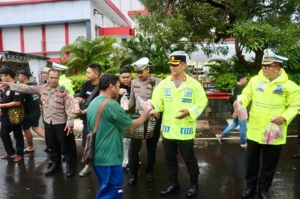 Polrestabes semarang bagikan 1.500 takjil gratis di simpang lima