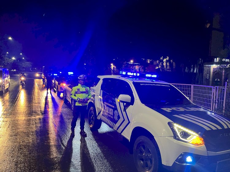 Polrestabes semarang sambangi warga dalam patroli dan berbagi sahur