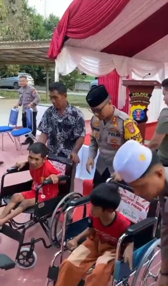 Polri peduli, kapolres kobar salurkan bantuan kursi roda dari kapolda