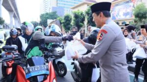 Polri dan media bersinergi berbagi takjil serentak di seluruh indonesia