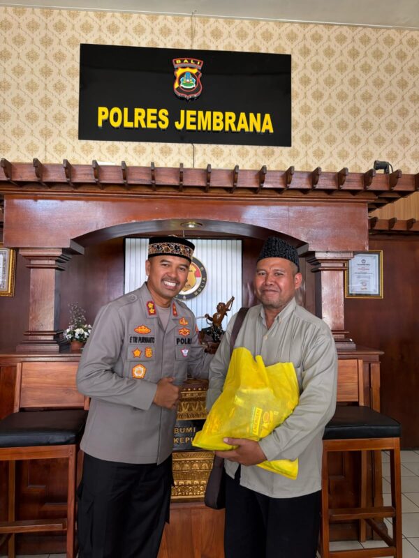 Program minggu kasih, kapolres jembrana beri bantuan ke tokoh agama