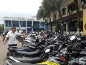 Puluhan orang datangi polresta malang kota untuk ambil motor pasca