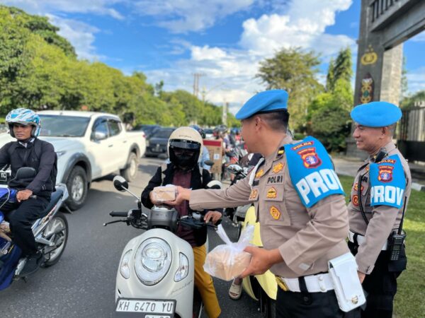 Ramadan penuh berkah, bidpropam polda kalteng berbagi takjil gratis