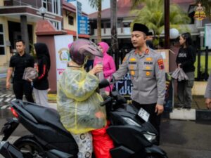 Ramadan penuh kebersamaan, kapolres batang dan jajaran bagikan 100 paket