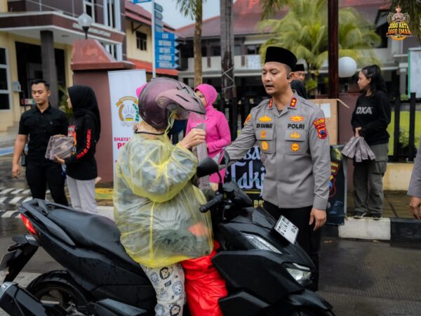 Ramadan penuh kebersamaan, kapolres batang dan jajaran bagikan 100 paket