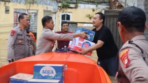 Respons cepat polri bantu korban banjir di bekasi dan depok