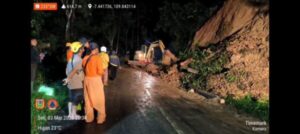 Ruas sawangan kaliwiro terdampak longsor, akses jalan terganggu