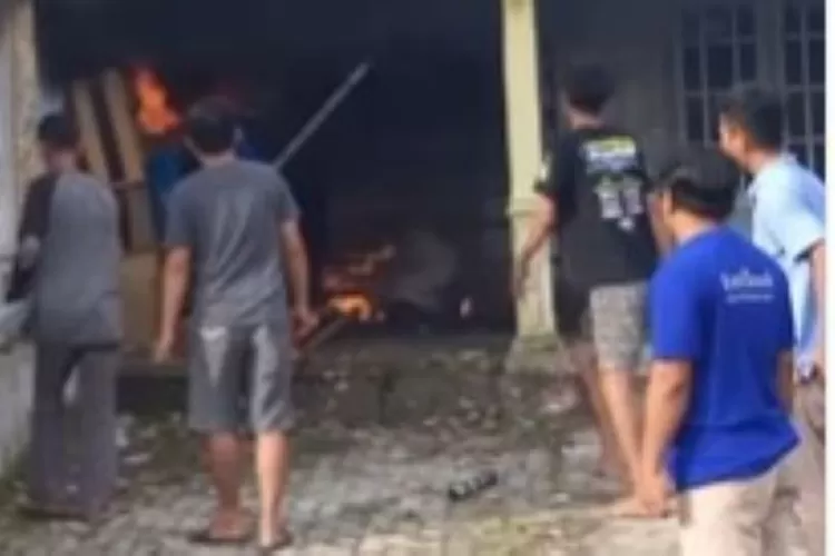 Rumah warga di ngaliyan semarang terbakar, anak anak bermain petasan?