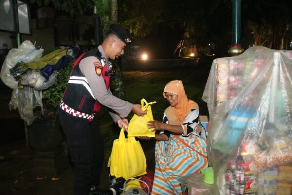 Sahur on the road, polresta malang kota berbagi dengan warga