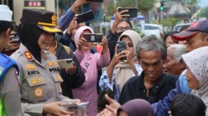 Sambut ramadhan, polres magelang kota bagikan 200 takjil ke pengguna