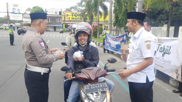 Samsat boyolali bagikan ratusan takjil untuk pengguna jalan di bulan