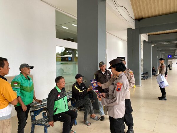 Sat binmas polresta banyumas sosialisasikan call center 110 saat patroli