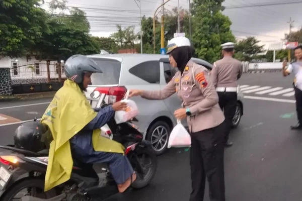 Sat lantas polresta banyumas bagikan takjil sambil sosialisasikan tertib lalu