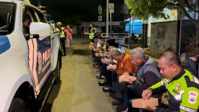 Satlantas polres banjarnegara gelar patroli grebek sahur, bangunkan warga dan