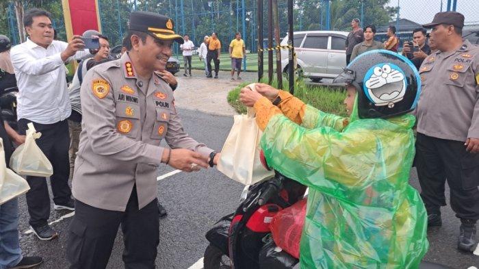 Sempat dikira razia, polisi banyumas ternyata beri kejutan takjil gratis