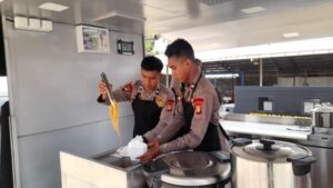 Sigap bantu warga, brimob polda metro sediakan dapur umum dan