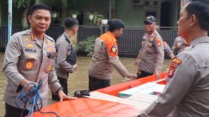 Sigap bantu warga, polri salurkan bantuan dan evakuasi korban banjir