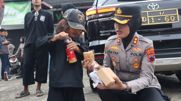 Sinergi polres semarang, perguruan silat, dan ormas untuk berbagi takjil