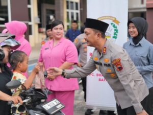 Sinergi polri dan media : bagikan takjil dan buka bersama