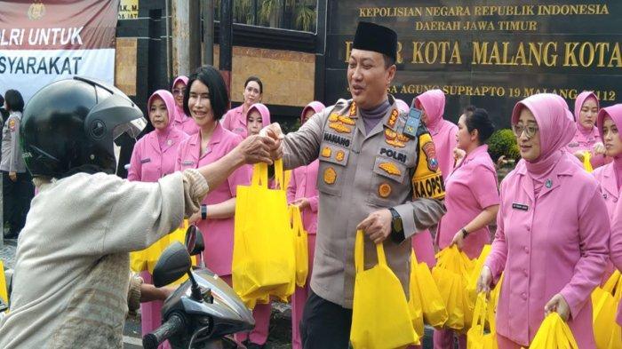 Sinergi ramadan, polresta malang kota dan mahasiswa bagikan takjil ke