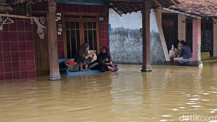 Tanggul widodaren tak mampu menahan debit air, ketitang wetan pati