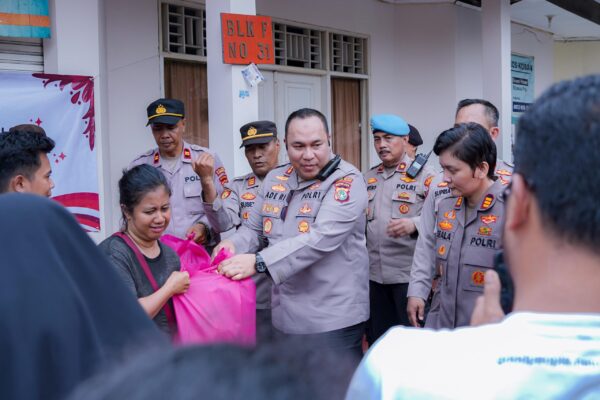 Terjebak banjir, warga dievakuasi kapolsek pesanggrahan dari lantai dua