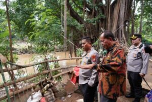 Tinjau pengungsian banjir, kapolda metro jaya pastikan bantuan untuk warga