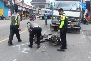 Tronton hantam tiga motor di lampu merah rembang, satu pengendara