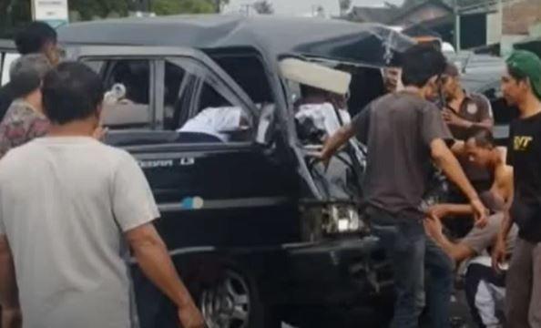 Truk boks vs daihatsu zebra di semarang, kecelakaan sebabkan satu