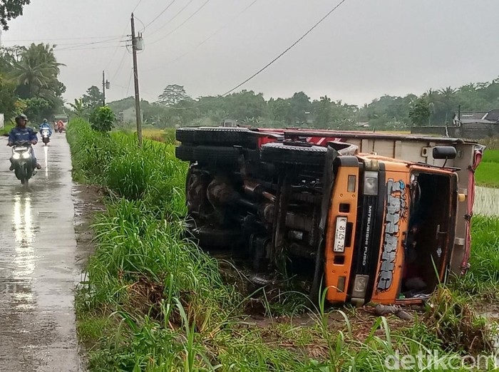 Truk dump jumbo terperosok dan terguling di sawah gatak klaten